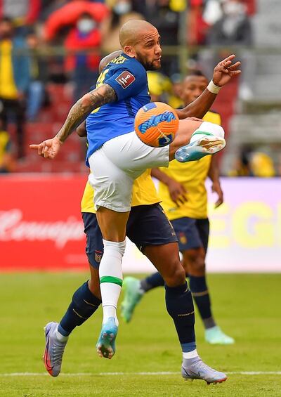 Dani Alves en acción en el partido ante Ecuador.