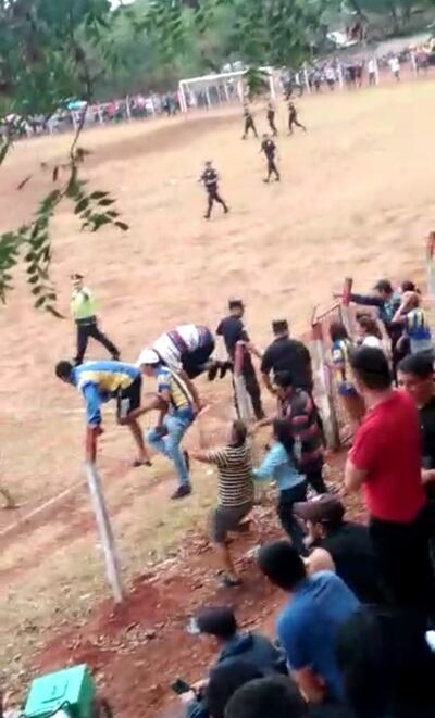 Momento en que los simpatizantes del equipo visitante invaden el campo de juego.