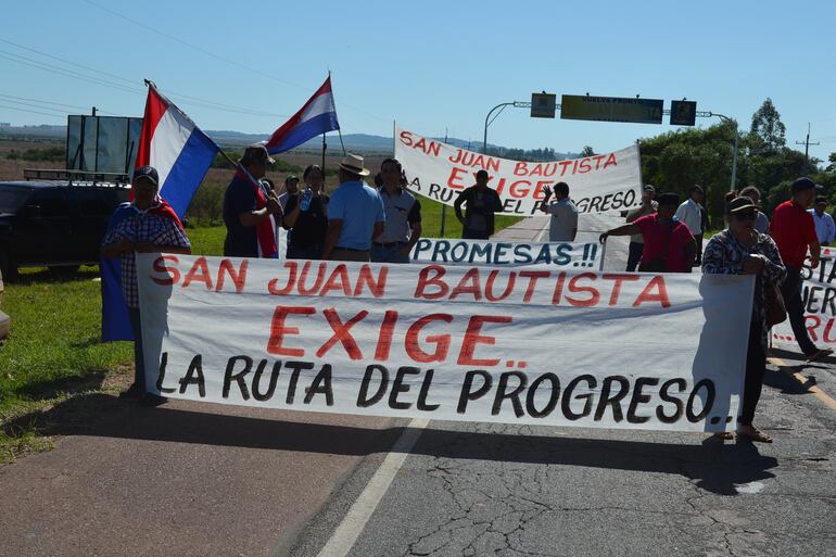 Miembros de la Comisión Ruta del Progreso cerraron la ruta PY01 mariscal López en el kilómtro 193.
