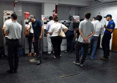 El informe señala que si bien el 13% de los paraguayos cobran mediante un depósito en una cuenta, el 41% de los mismos extrae el dinero de una sola vez y el 40% lo hace en partes durante el mes para realizar sus gastos.