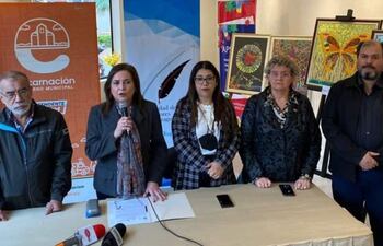 Julio Sotelo, Maria Nidia Decoud, presidente de la Sociedad de Escritores del Paraguay filial Itapúa, Fabiola Castelnovo, directora de Cultura de la Municipalidad de Encarnación, Edita Báez y concejal Andrés Morel (ANR), durante la presentación del XXI encuentro de escritores del Mercosur, que tendrá lugar en Encarnación los días 26 y 27 de agosto próximos.