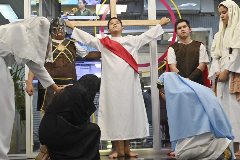 Momento en que Jesús es alzado en la cruz, por lo que su madre María sufre.