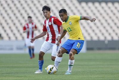 El volante ofensivo Pedrinho maneja el esférico ante la presencia del albirrojo Jorge Mora, en el amistoso de ayer en São Luis do Maranhao. (Foto, gentileza CBF).