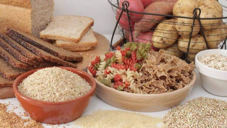 Los cereales, la pasta y el arroz aportan energía, fibra y mejoran el tránsito intestinal, sobre todo los productos no refinados.