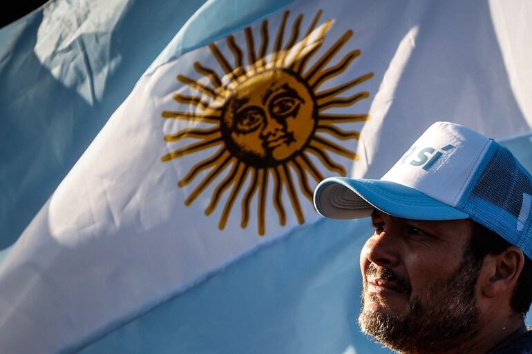 Una persona asiste al cierre de campaña del Frente de Todos el pasado jueves, en Buenos Aires.
