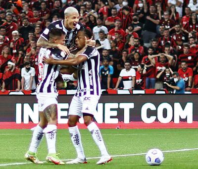 Una de las dos celebraciones del Mineiro anoche en el Arena de Baixada en Curitiba.