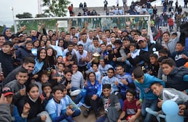 Jugadores y aficionados del Club Adolfo Riquelme posan con el trofeo obtenido en la tarde de este domingo en Concepción.