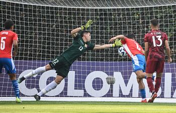 Cabezazo de Gilberto Flores para concretar el gol de Paraguay.