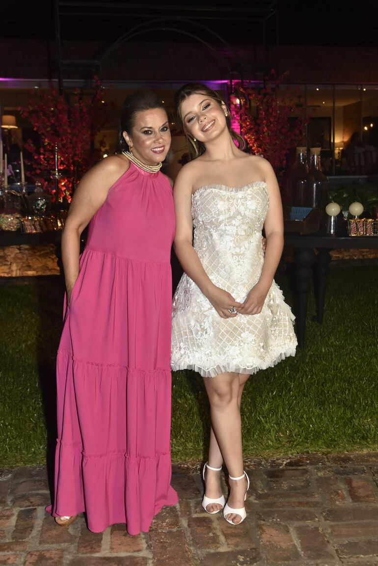 Amalia con su tía madrina Rocío Casco Brítez,