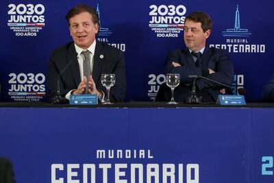 El presidente de la Confederación Suramericana de Fútbol (Conmebol), Alejandro Domínguez (i), habla en el estadio Centenario, en Montevideo (Uruguay). El presidente de la Asociación Uruguaya de Fútbol (AUF), Ignacio Alonso, consideró "justo" que el Mundial 2030 se celebre "donde todo comenzó" en 1930.