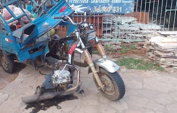 Así quedó el motocarro que fue impactado por una camioneta esta madrugada en la exavenida Acceso Sur.