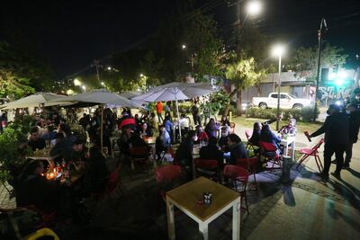 Personas son vistas en un restaurante de Chile. La economía de este país sudamericano obtuvo de nuevo resultados positivos. (EFE/Elvis González)