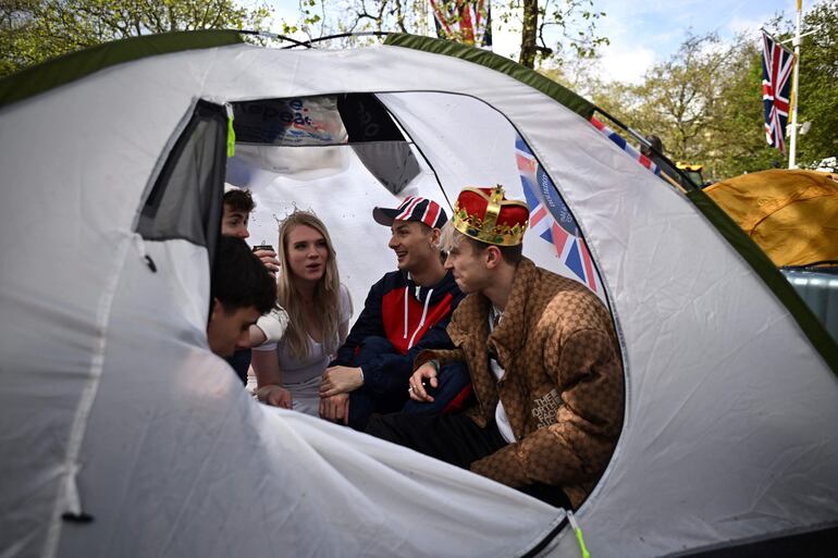 Fanáticos de la realeza británica acampanan cerca de la avenida The Mall, próxima al Palacio de Buckingham Palace. 
