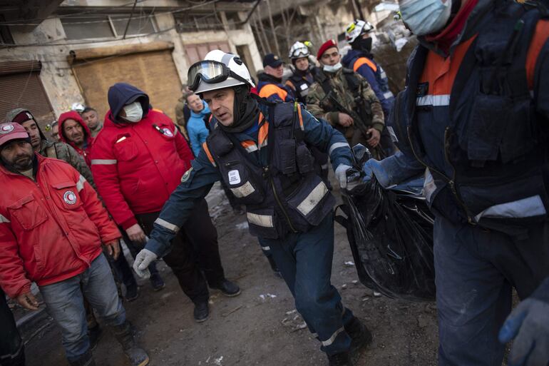 El equipo ruso de rescatistas retira un cuerpo de una de las víctiams fatales del terremoto que golpeó a Turquía y Siria. (AFP)