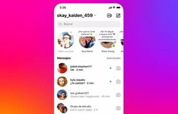 La pestaña dedicada a los mensajes directos permite a los usuarios enviar mensajes, fotos y vídeos a otros contactos, bien de Instagram o bien de Facebook, con efectos y texto incluidos.