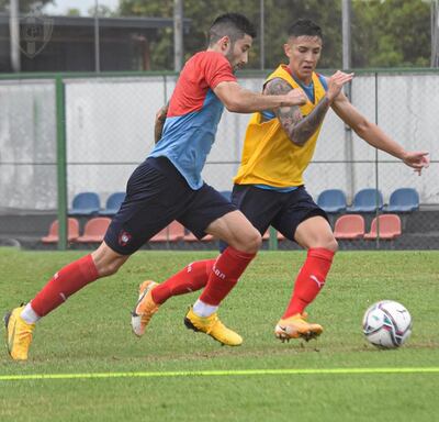 Mathías Villasanti y Alan Rodríguez, ayer durante el entrenamiento del plantel de Cerro Porteño.