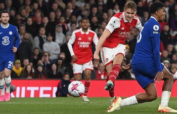 Martin Odegaard dispara el balón para anotar su primer gol en la victoria 3-1 del Arsenal sobre el Chelsea.