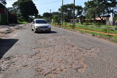 La avenida Pa'i Américo Ferreira, que une San Antonio con la Ruta PY01 (ex Acceso Sur), se encuentra en lamentable estado desde hace varios años.