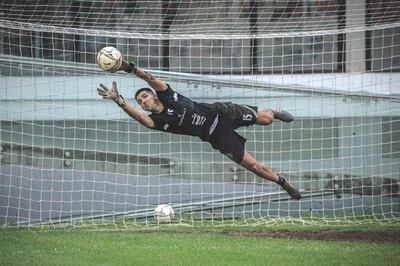Volada del improvisado arquero Mateo Gamarra (22 años), quien totaliza 50 partidos en Olimpia.