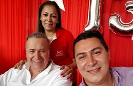 Carlos Echeverría (der.) aparece sonriente junto al condenado exsenador Oscar González Daher.