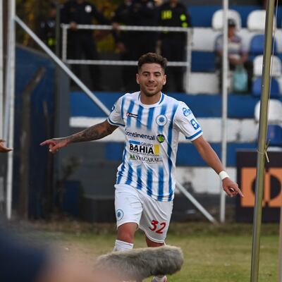 El argentino Martín Batallini festeja su primer gol en el torneo que sirvió para ganar el 12 de Octubre.