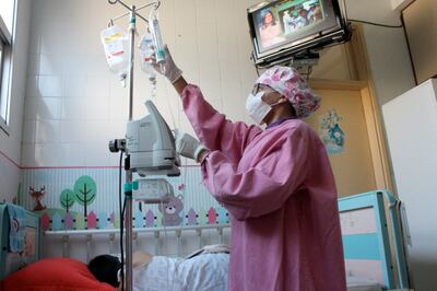 El área de oncohematología del Acosta Ñu ha activado también un sistema de cuidado y prevención. Las profesionales médicas hacen sus rondas con todas las precauciones.