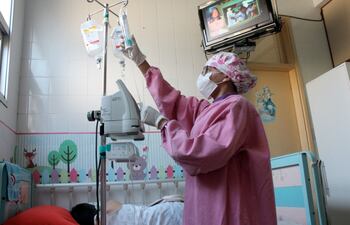 El área de oncohematología del Acosta Ñu ha activado también un sistema de cuidado y prevención. Las profesionales médicas hacen sus rondas con todas las precauciones.