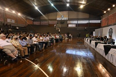 Parte de la masa societaria del Olimpia durante la asamblea que se realizó esta tarde.