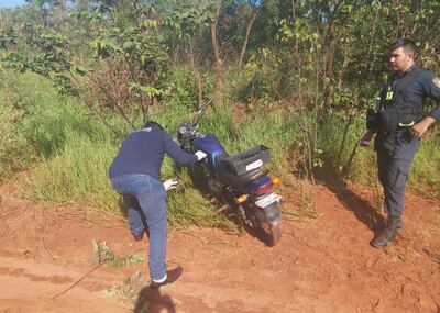 Los delincuentes abandonaron el biciclo al costado de un camino vecinal.
