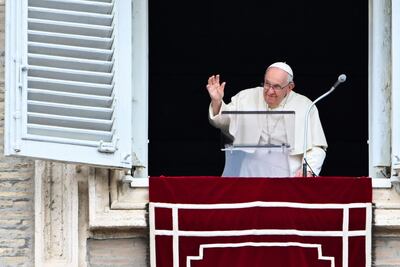 El papa Francisco bendice a la multitud congregada en la Plaza de San Pedro.