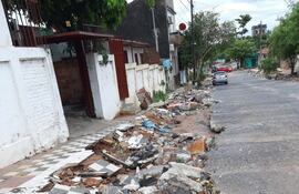Desagüe Pluvial en construcción. Sobre Montero esquina Isabel la Católica se puede ver cómo debido al estado de las obras, el último raudal llevó gran parte de las veredas de los vecinos.
