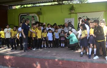 El presidente del Movimiento Pontificio Internacional Scholas Occurrentes, José María Del Corral, entregó una placa bendecida por el Papa a los niños de una escuela del bañado Norte.