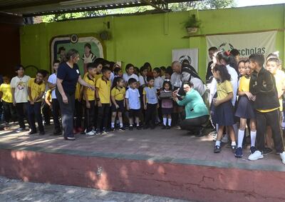 El presidente del Movimiento Pontificio Internacional Scholas Occurrentes, José María Del Corral, entregó una placa bendecida por el Papa a los niños de una escuela del bañado Norte.