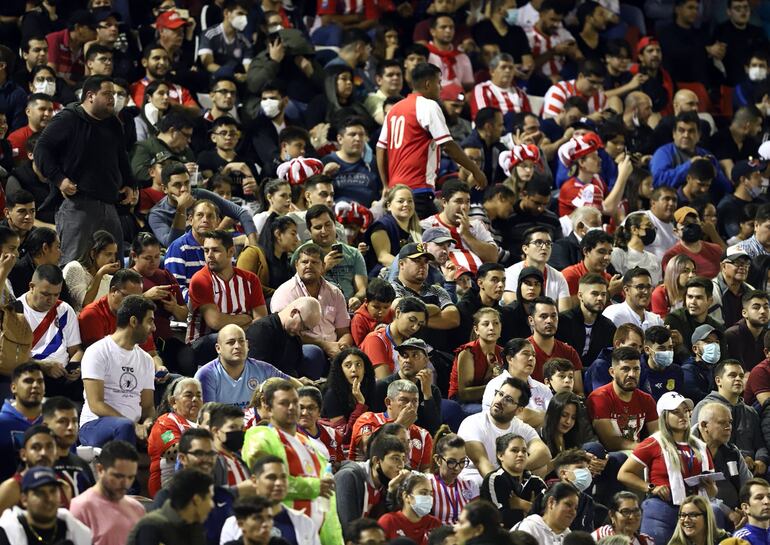 Pese a las condiciones climáticas adversas, un buen número de aficionados acudió al estadio del 3 de Febrero para apoyar a la Albirroja, que obtuvo su tercera victoria en las Eliminatorias.