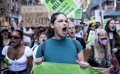 La gente marcha durante una protesta por el derecho al aborto en reacción a la decisión de hoy de la Corte Suprema de EE. UU. en el caso Dobbs v Jackson Women's Health Organization en Nueva York, Nueva York, EE. UU., 24 de junio de 2022.