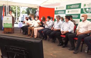 Cartes (sentado al lado de Julio Mazzoleni) en la inauguración de camas de terapia en Paraguarí.