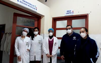 Profesionales que procesan las muestras en el laboratorio biomolecular.