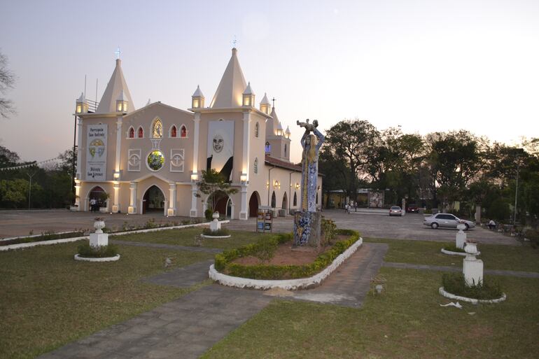 Templo San Antonio de Padua de la ciudad del mismo nombre, que mañana celebra su 119 aniversario como distrito.