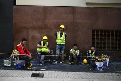 Un grupo de trabajadores de la construcción toma tereré en un momento de descanso.