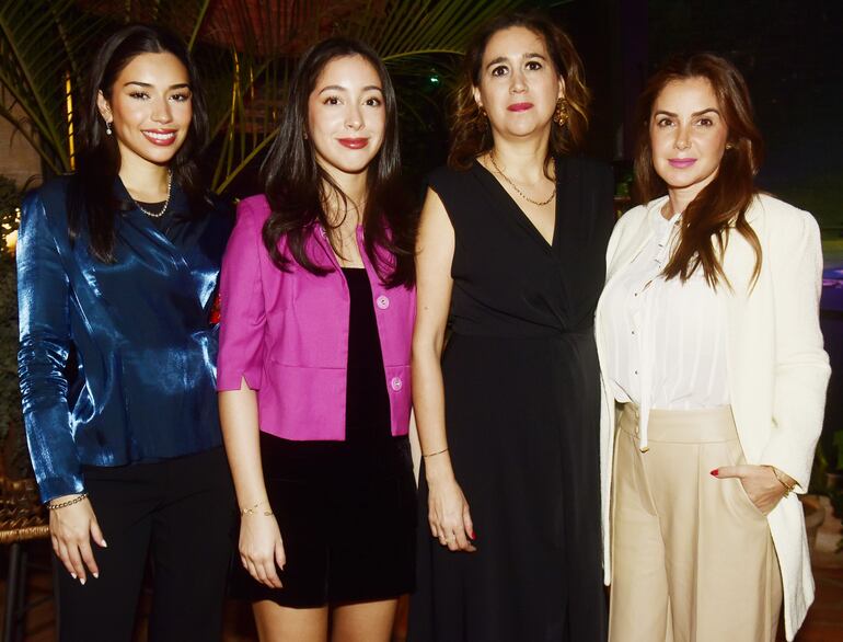 Gabriela Ugarte, Silvana Ugarte, Lorena Goiburú y Adriana Mandel.