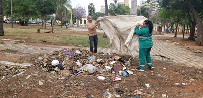 Funcionarios municipales limpiaron la Plaza de Armas.