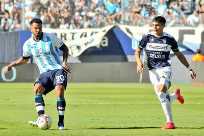 Ramón Sosa (d), de Gimnasia LP, disputa el balón con Edwin Cardona, de Racing.