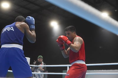 Marcelo Núñez (d) durante la pelea en las semifinales de Boxeo en los Juegos Suramericanos Asunción 2022.