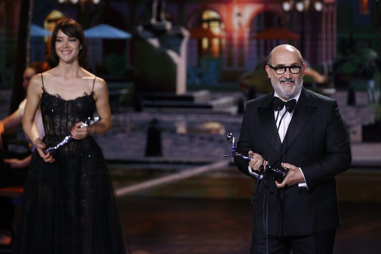 Los actores Javier Cámara y Daniela Ramírez (i) reciben los premios a los Mejores Actores de Serie.
