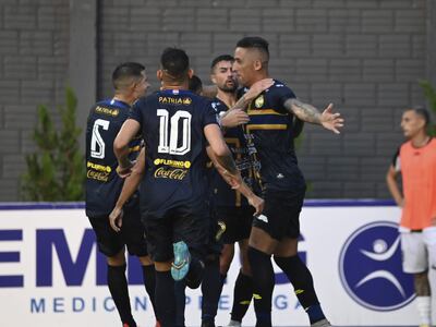 Lucas Barrios es felicitado por Alex Álvarez (10), Jorge Jara (6), y Nicolás Maná, luego de marcar el primer tanto, desde los doce pasos.