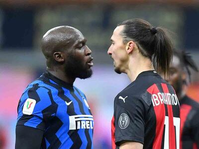 Lukaku e Ibrahimovic en plena discusión en el clásiso della madoninna.