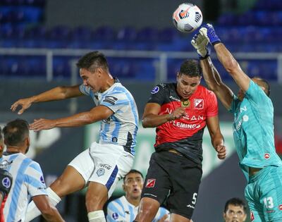 Librado Azcona hace un esfuerzo por llegar al  balón.