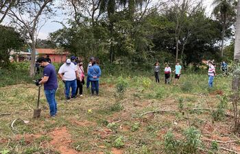 Miembros de la comitiva policial-fiscal inician la búsqueda en el predio de la fábrica procesadora de cuero, en Itá.