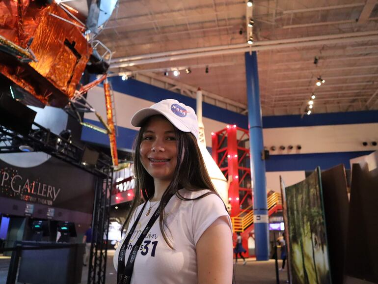 La niña colombiana Ingrid Yuliana Guachetá participando del programa "Ella es Astronauta", en las instalaciones de la NASA. 