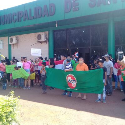 Los pobladores se movilizaron frente a la Municipalidad de Santa Fe del Paraná para protestar contra la baja ejecución del Fonacide y royalties.